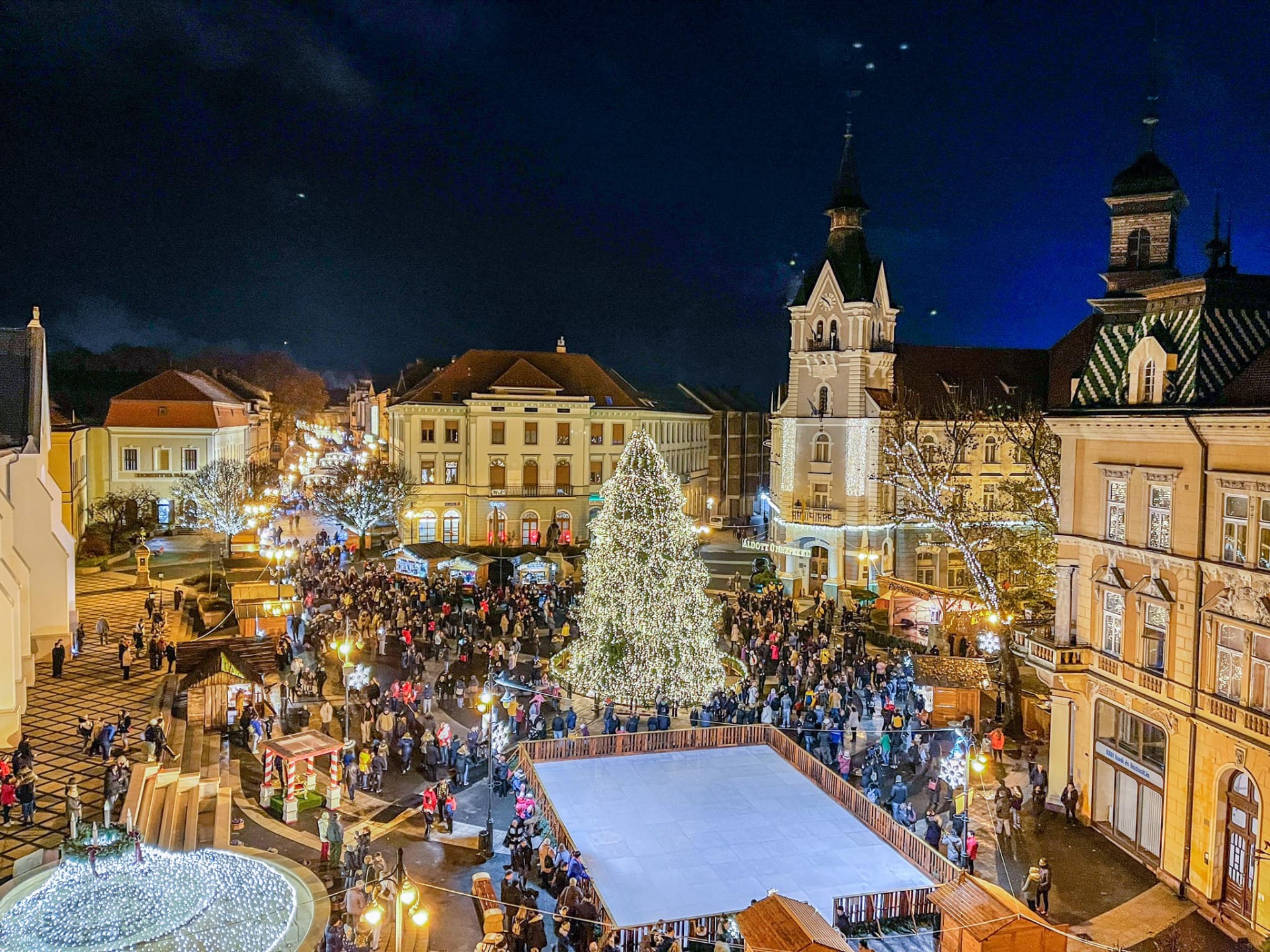 Kaposvár főtere, sétálóutcája a kapun kilépve Főterünk sok városi,- kulturális,-sportesemény helyszíne . Advent idején itt áll a Város karácsonyfája és ez a karácsonyi vásár helyszíne.Itt kezdődhet a szöveged.